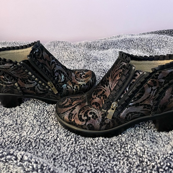 Algeria multi-colored, zipper ankle boots, with black ruffle. - Picture 3 of 3